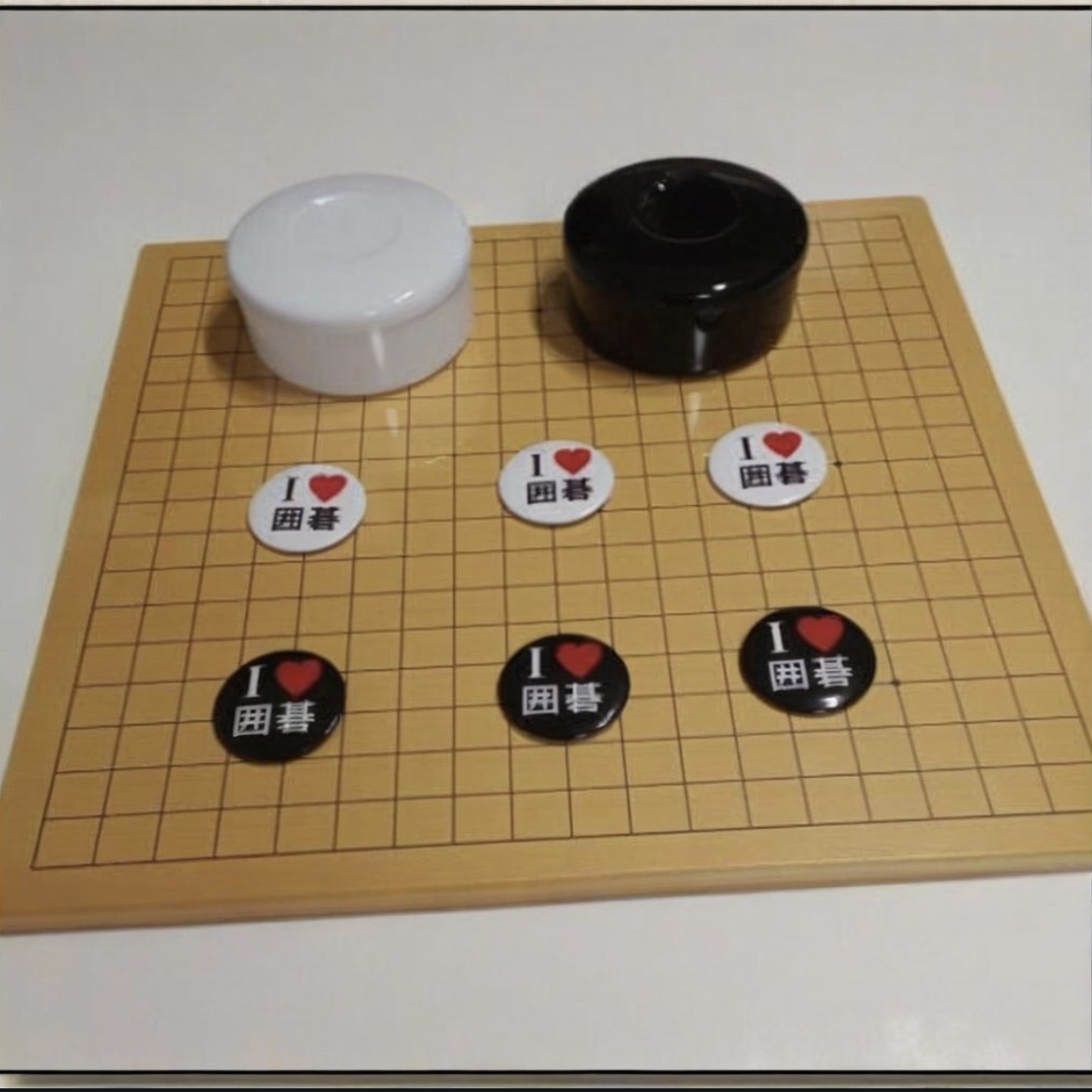 【木繊維板碁盤(0.3cm)+プラスチック碁石(厚さ6mm)+プラスチック碁笥+バッジ6個】(通常価格7,700円 → 特別価格 4,230円)