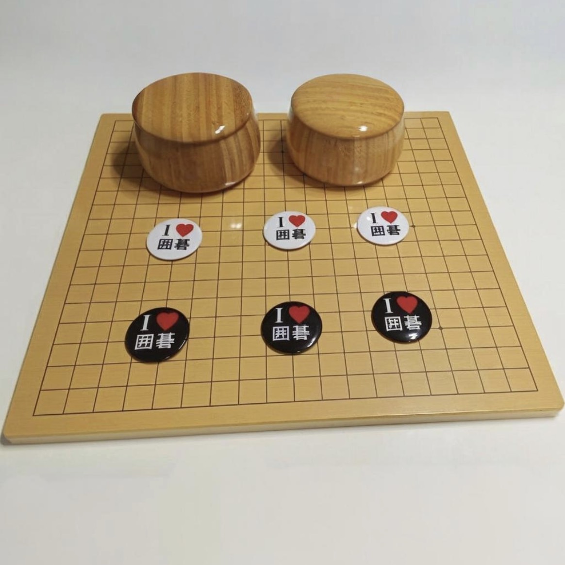 【木繊維板碁盤(1.2cm)+樹脂碁石(厚さ7.5mm)+楠竹碁笥(直径14.5cm)+バッジ6個】(通常価格15,400円 → 特別価格 11,160円)