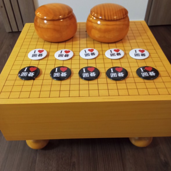 【榧木足付き碁盤(20cm)+樹脂碁石(厚さ9mm)+雪松木碁笥(最大直径15cm)+バッジ10個】(通常価格220,900円 → 特別価格 194,310円)