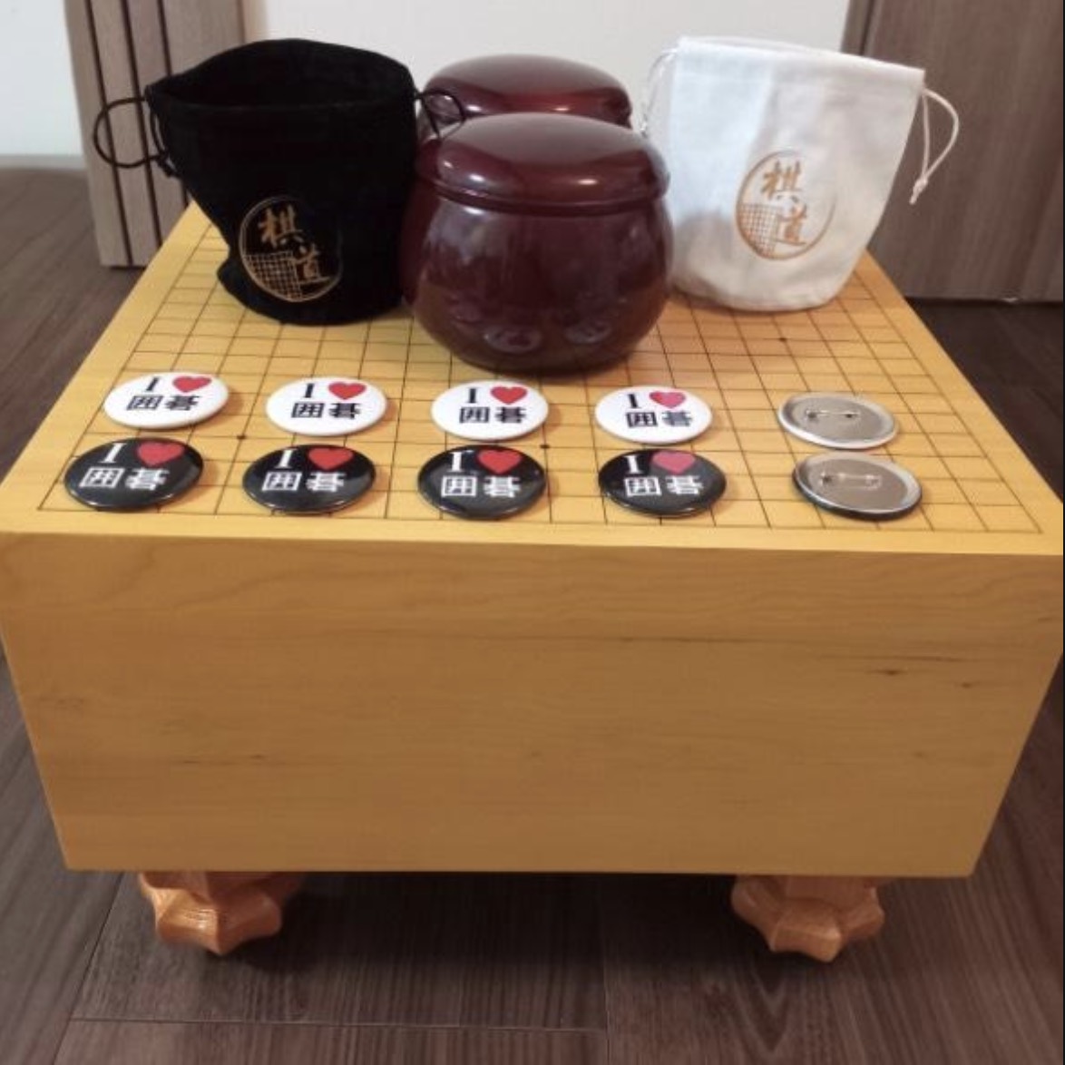 【榧木足付き碁盤(20cm)+藍玉碁石(厚さ9mm)+花梨碁笥(最大直径15.5cm)+バッジ10個】(通常価格409,800円 → 特別価格 364,320円)